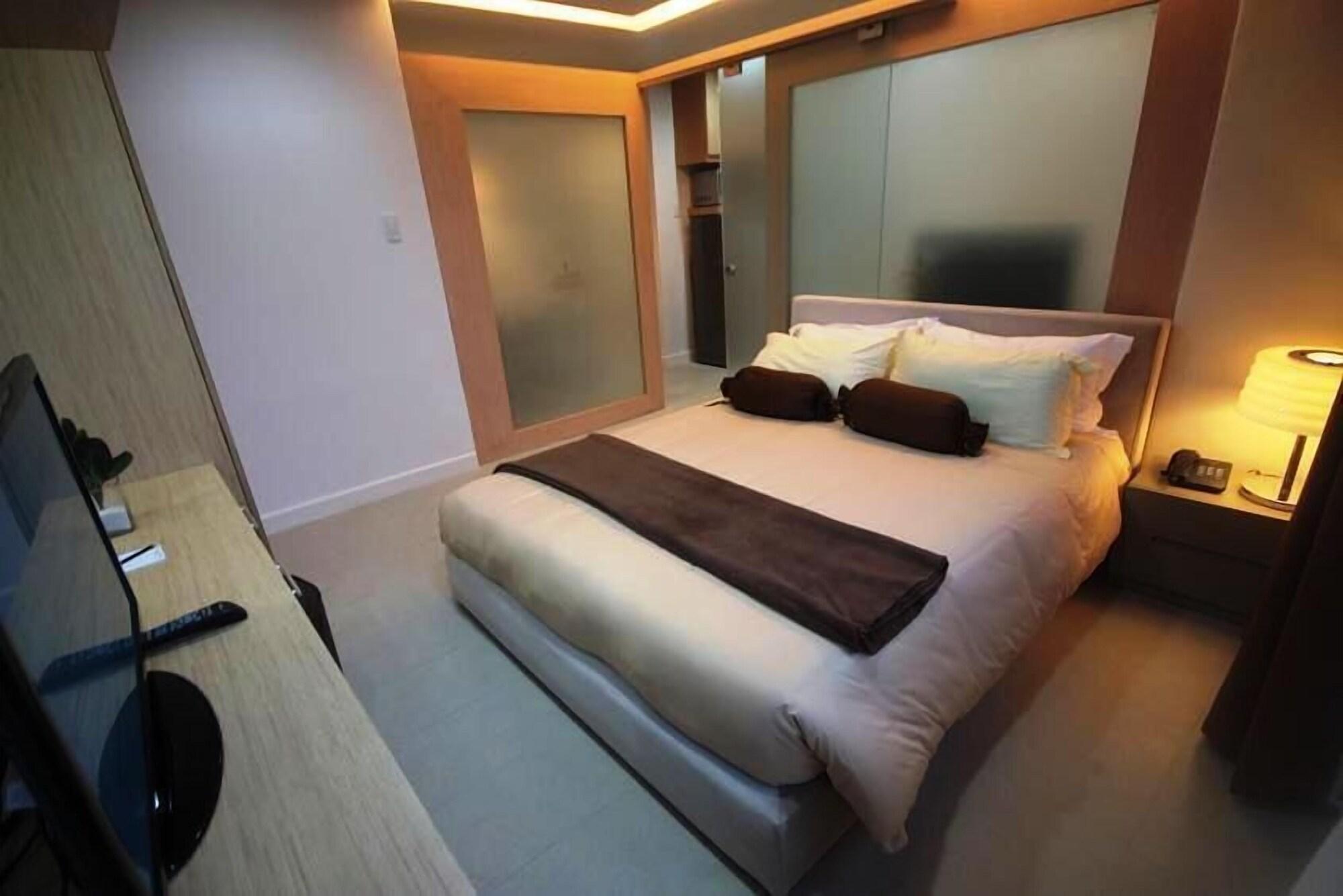 Bsa Twin Towers Aparthotel Mandaluyong Bagian luar foto