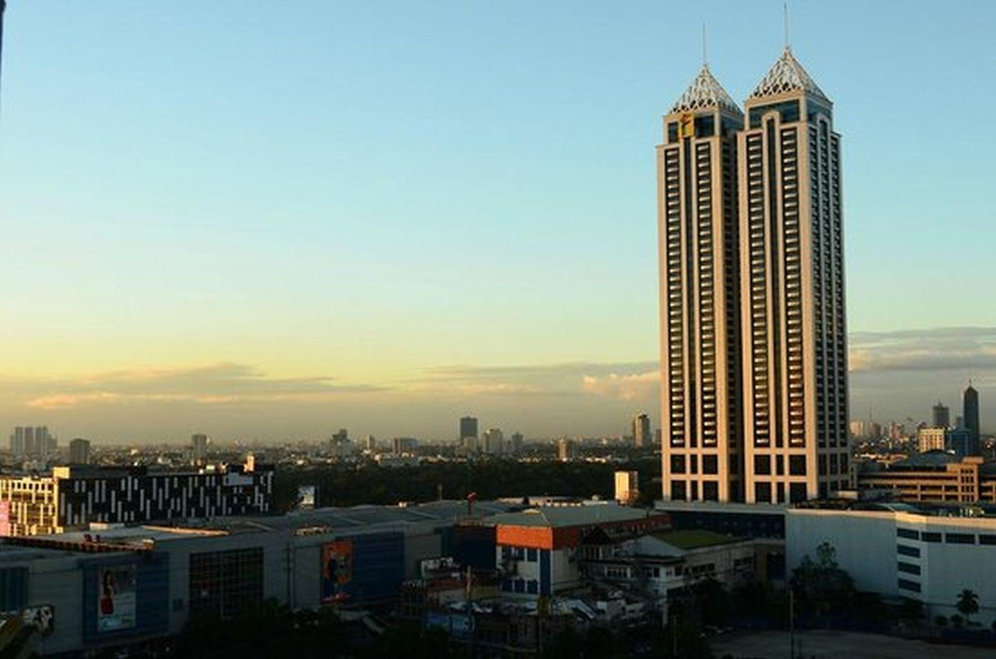 Bsa Twin Towers Aparthotel Mandaluyong Bagian luar foto